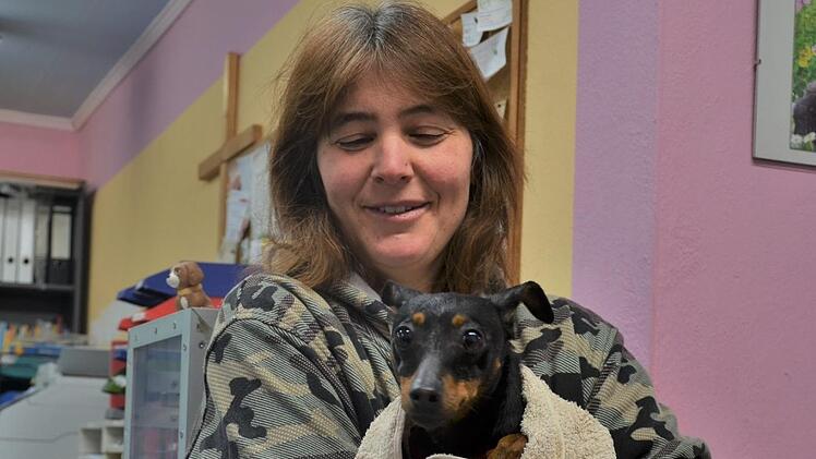 Mittlerweile lässt sich Rehpinscherdame Aroha von Katrin Meserth anfassen. Bis dahin war es ein langer Weg. Foto: Sandra Hackenberg