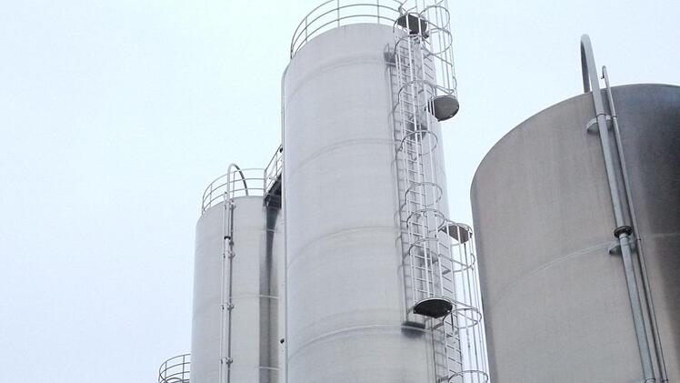 In meterhohen Silos wird das Kunststoff-Granulat gelagert.