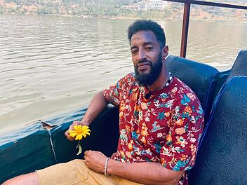 Auf einem See in Ruanda will Julien noch einmal Abschied von seinem verstorbenen Vater nehmen.