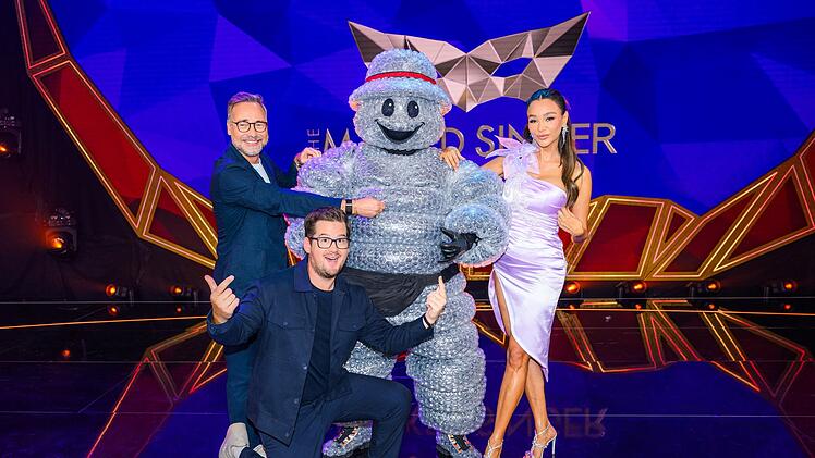 Chris Tall (vorne) und Verona Pooth freuen sich, eine weitere Staffel von "The Masked Singer" als Rateteam zu begleiten. Matthias Opdenh&ouml;vel &uuml;bernimmt, wie gewohnt, die Moderation.