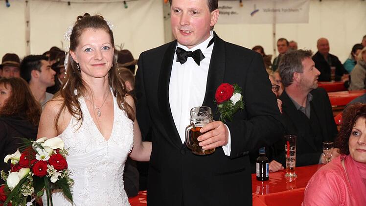 Braumeister der Brauerei Neder, Rainer Kalb, findet seine "entführte" Frau Jana auf dem Fest der Brauerei Rittmayer.