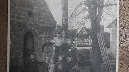 Ein Bild von der St. Valentinkapelle von 1851. Sie musste dem Neubau 1913 weichen.