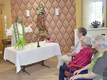 Pater Helmut Haagen segnete vor kurzem die Kapelle im ASB-Seniorenzentrum. Im Hintergrund die Madonna mit Kind  Foto: K.- H. Hofmann