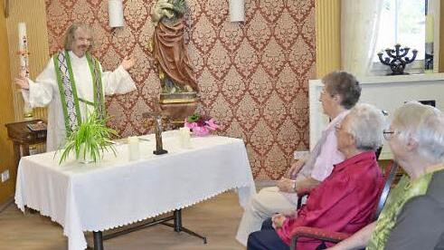 Pater Helmut Haagen segnete vor kurzem die Kapelle im ASB-Seniorenzentrum. Im Hintergrund die Madonna mit Kind  Foto: K.- H. Hofmann