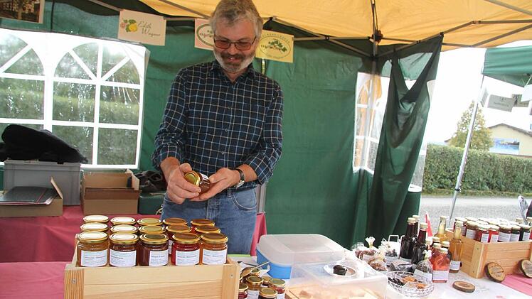 Karl Wagner hielt am Kräuterstand die Stellung und erklärte, was man alles aus heimischen Kräutern machen kann.