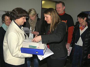 Genug gesammelt: Die Gegner des Verkehrslandeplatzes haben es geschafft, dass am 14. Juni eine Abstimmung über den Ausstieg des Landkreises aus der Projektgesellschaft für den Neubau eines Verkehrslandeplatzes aussteigt. Foto: Berthold Köhler