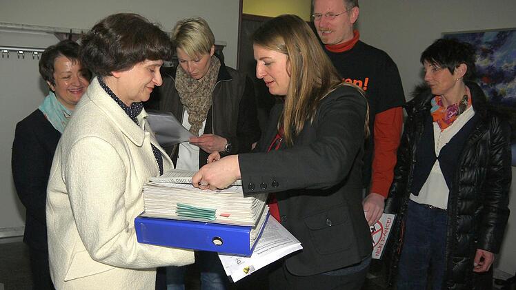Genug gesammelt: Die Gegner des Verkehrslandeplatzes haben es geschafft, dass am 14. Juni eine Abstimmung über den Ausstieg des Landkreises aus der Projektgesellschaft für den Neubau eines Verkehrslandeplatzes aussteigt. Foto: Berthold Köhler