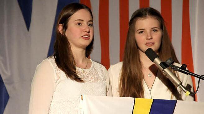 Natalie Tremel (links) und Melanie Gerstner berichteten von ihrem Aufenthalt in Vandalia.  Foto: Gerda Völk