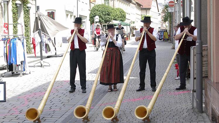 Die Einsamkeit der Alphornbläser. Ingrid Schubert und ihre Alp-Hornisten (Foto) spielten in leeren Straße. Die Zuhörer hatten bereits kühle Plätze aufgesucht. Foto: Winfried Ehling