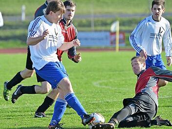 TSV Burghaslach - SV Waizendorf. Die Mannschaft von Gäste-Spielertrainer Larsen Schubert (grätschend) hatte beim TSV nur eine Torchance. Die Hausherren verwerteten von ihren zahlreichen Möglichkeiten immerhin drei.  Foto: Picturedreams