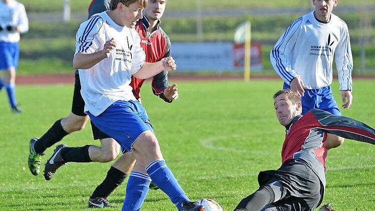TSV Burghaslach - SV Waizendorf. Die Mannschaft von Gäste-Spielertrainer Larsen Schubert (grätschend) hatte beim TSV nur eine Torchance. Die Hausherren verwerteten von ihren zahlreichen Möglichkeiten immerhin drei.  Foto: Picturedreams