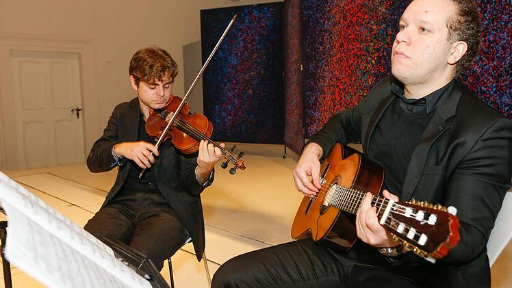 Cezar Salem (l.) und Rodrigo Affonso musizierten beim Neujahrsempfang. Foto: Matthias Hoch