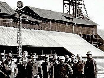 Vom 3. bis 16. September findet in der Neukenrother Zecherhalle eine umfassende Bergbauausstellung statt. Unser Bild: Letzter Schichtwechsel auf der Steinkohlengrube St. Katharina 1968 Repro: Gerd Fleischmann