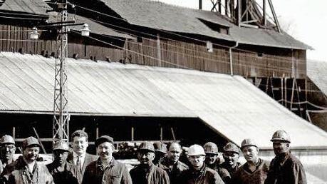 Vom 3. bis 16. September findet in der Neukenrother Zecherhalle eine umfassende Bergbauausstellung statt. Unser Bild: Letzter Schichtwechsel auf der Steinkohlengrube St. Katharina 1968 Repro: Gerd Fleischmann