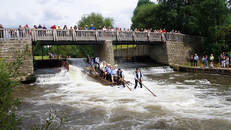 Die Floßdurchfahrt am Angerwehr ist immer wieder ein Höhepunkt und eine große Herausforderung für die Floßführer bei der Unterrodacher Flößerkirchweih.  Foto: Gerd Fleischmann