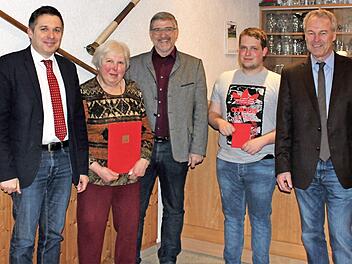 SPD-Ortsvereinsvorsitzender Carsten Höllein (links) ehrte Dorchen Höllein für 25-jährige Mitgliedschaft und überreichte Manuel Brasch (Zweiter von rechts) das Parteibuch. Landrat Michael Busch (Mitte) und Bezirksrat Frank Rebhan gratulierten.  Foto: Corina Höllein