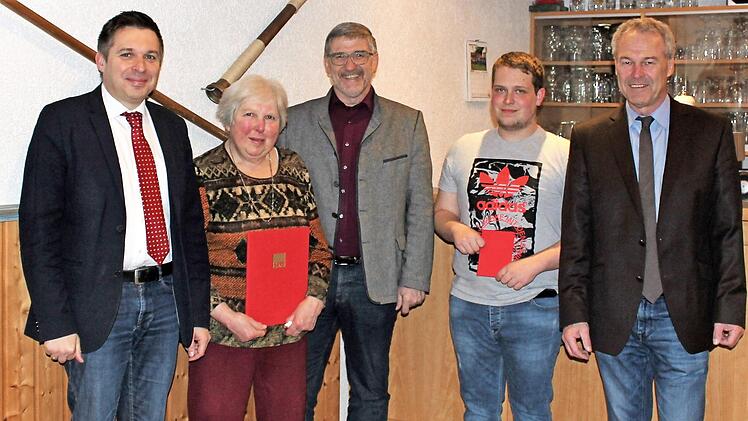 SPD-Ortsvereinsvorsitzender Carsten Höllein (links) ehrte Dorchen Höllein für 25-jährige Mitgliedschaft und überreichte Manuel Brasch (Zweiter von rechts) das Parteibuch. Landrat Michael Busch (Mitte) und Bezirksrat Frank Rebhan gratulierten.  Foto: Corina Höllein