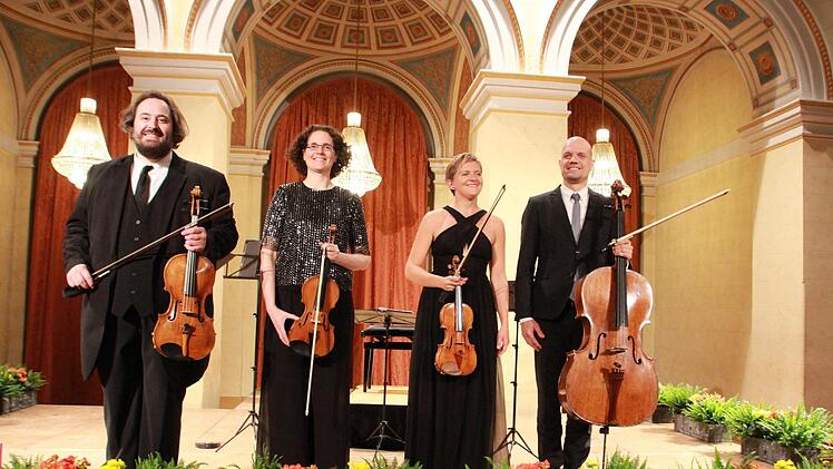Musikalischev Schlagkraft: das Artemis-Quartett mit (von links) Gregor Sigl, Anthea Kreston, Vineta Sareika und Eckart Runge.  Foto: Thomas Ahnert