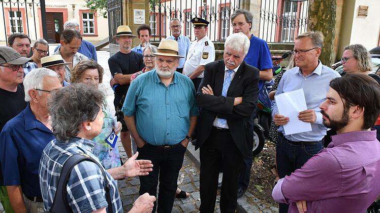 Bereits an der Schranne zu Beginn des Stadtteilspaziergangs durch das Sandgebiet mit OB Andreas Starke (rechts) wurde  von Betroffenen die  weiter bestehende Problematik  mit Lärm und Dreck, der nachts in der Sandstraße entsteht, angesprochen. Ronald Rinklef