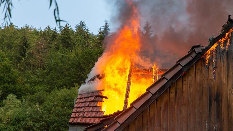 Meterhoch schlagen die Flammen aus dem Wohnhaus. Die Feuerwehr muss fast tatenlos zusehen. Foto: NEWS 5 / Ittig