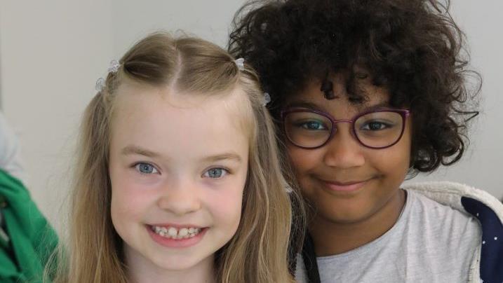 Katharina (9) und Samira (9) aus Bamberg würden gerne wieder in eine solche Vorlesung gehen.Barbara Herbst