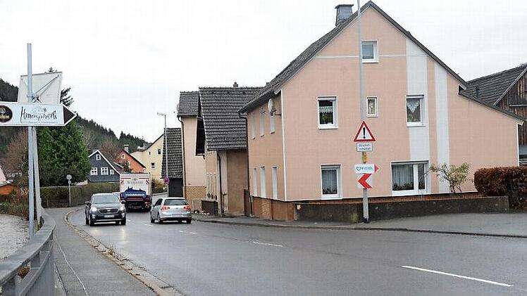 Für den Bereich zum Ortsausgang Richtung Neukenroth fordert der Markt Pressig eine 30 km/h-Geschwindigkeitsbegrenzung.  Foto: Hofmann