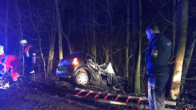Hinter dem Wagen geht der Abhang im Wald steil in die Tiefe. Die Frau dürfte bei ihrem Unfall bei Greßhausen noch Glück im Unglück gehabt haben.Christian Licha