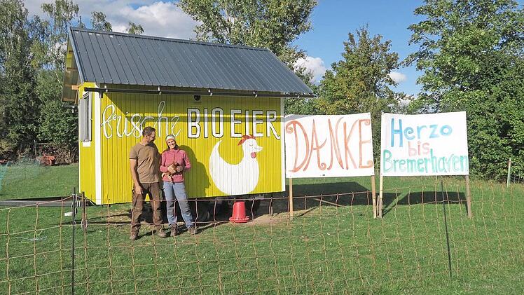 Hans-Joachim und Petra Fischer vor dem Mobilstall  Foto: Verena Stephan