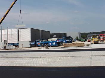 Die Firma Medwork ist eines der boomenden Beispiele im Gewerbegebiet Aischpark. Das Unternehmen erweitert seine Halle und baut einen Firmenparkplatz.   Foto: Andreas Dorsch