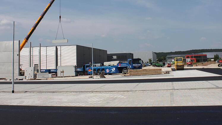 Die Firma Medwork ist eines der boomenden Beispiele im Gewerbegebiet Aischpark. Das Unternehmen erweitert seine Halle und baut einen Firmenparkplatz.   Foto: Andreas Dorsch