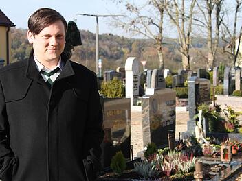 Fabian Leppert ist in Seßlach für die städtischen Friedhöfe zuständig.  Fotos: Martin Kreklau