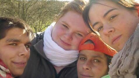 Die Bewohner suchen Zuneigung, die ihnen Jennifer Riese (rechts) und ihre Freundin Franziska Bauer geben.