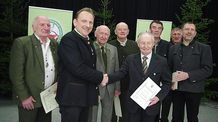 Langjährige Mitglieder der Jägerschaft wurden geehrt. Das Bild zeigt (von links) Ludwig Hetz, Kreisvorsitzenden Bernhard Schmitt, Willy Strysio, Manfred Rebhan, Fritz Zeipelt, Albert Weiß jun., Kreisjagdberater Winfried Wachter und Zweiten Vorsitzenden Eckhard Schneider.
