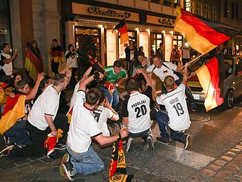 Auch Montagnacht feierten noch ein paar Fans in Bamberg den knappen Sieg der deutschen Mannschaft. Foto: RiegerPress