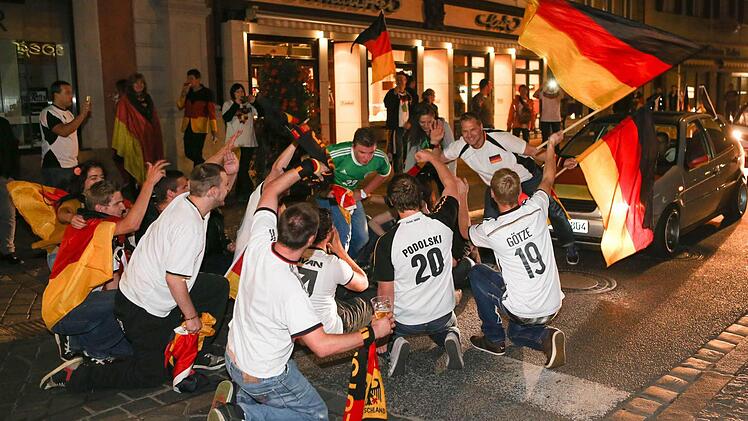 Auch Montagnacht feierten noch ein paar Fans in Bamberg den knappen Sieg der deutschen Mannschaft. Foto: RiegerPress