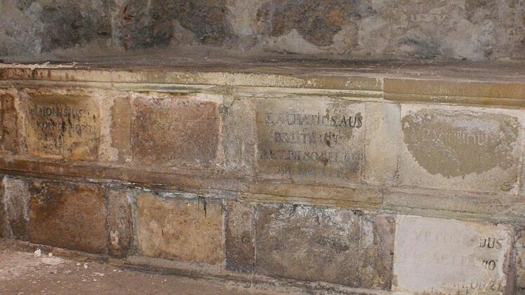 Nur noch Fragmente sind oftmals zu entziffern, will man erfahren, wer hier in der Gruft der Klosterkirche Bad Königshofen beigesetzt ist. Foto: Hanns Friedrich