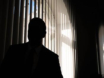 Der angeklagte ehemalige Bamberger Chefarzt Heinz W. im abgedunkelten Sitzungssaal des Landgerichts. Archivfoto: Nicolas Armer/dpa