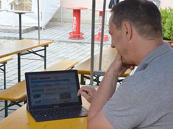 Michael Porzig testet die Leistung der WLAN-Verbindung auf dem Marktplatz in Neustadt. Fotos: Rainer Lutz