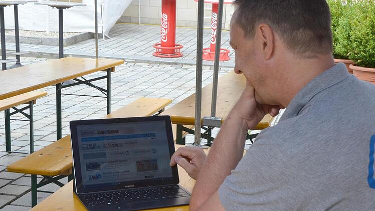 Michael Porzig testet die Leistung der WLAN-Verbindung auf dem Marktplatz in Neustadt. Fotos: Rainer Lutz