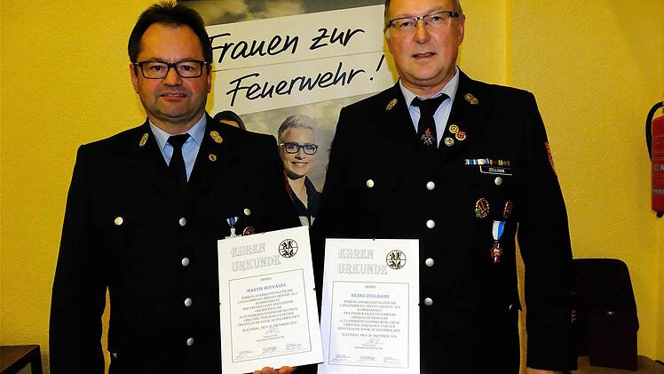 Dankesurkunden erhielten die ehemaligen Kommandanten Martin Hufnagel aus Obererthal (links) und Benno Zellhan aus Obereschenbach.Foto: Gerd Schaar