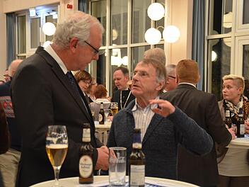 Thomas Kreuzer, Vorsitzender der CSU-Fraktion im Bayerischen Landtag, war nicht nur Gastredner beim Neujahrsempfang, sondern auch begehrter Gesprächspartner. Foto: Kathrin Kupka-Hahn