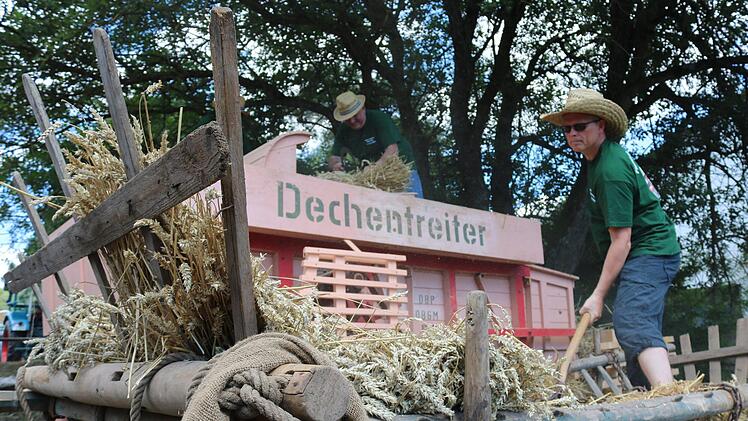 Das Fierster Dreschteam zeigte, wie zu Großmutters Zeiten gedroschen wurde.Janina Reuter