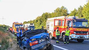 Schwerer Unfall auf A73: Cabrio überschlagen - zwei Menschen schwer verletzt