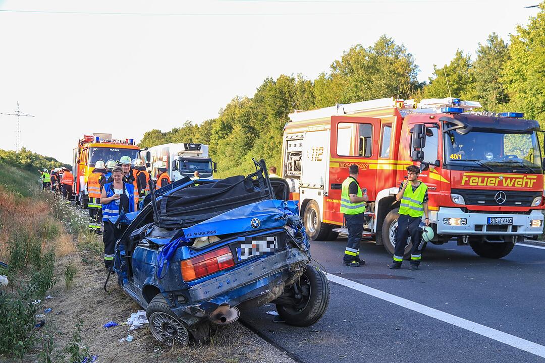 Schwerer Unfall auf A73: Cabrio überschlagen - zwei Menschen schwer verletzt