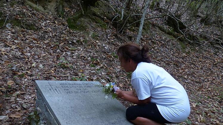 Mit Hingabe kümmert sich in Sandanski Ljudmilla "Lussy" Karaiwanowa um die  Gedenkstätten. Dazu gehört auch dieses Fliegergrab. Abgelegen im Wald hat  die vierköpfige Besatzung eines abgestürzten Kampfflugzeuges eine letzte  Ruhestätte gefunden. Foto: Edgar Bartl
