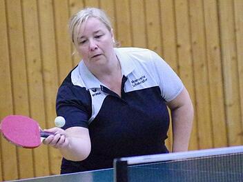 Zu zwei interessanten Begegnungen kam es im Vereinsduell beim TSV Steinberg zwischen der zweiten und dritten Mannschaft. Die in der "Zweiten" spielende Manuela Schneider (Bild) musste im Doppel und Einzel gegen ihre Tochter Jana von der dritten TSV-Vertretung ran. Beide Treffen gingen zwar ohne Satzverlust an die Mutter Manuela, doch im Einzel behielt sie zweimal gerade noch mit 11:9 die Oberhand.  Foto: Hans Franz