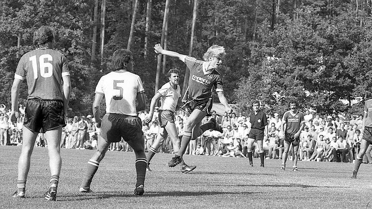Mit 11:0 gewinnt der 1. FC Nürnberg (dunkle Hosen) das Freundschaftsspiel beim FC Reichenbach vor 5000 Fans. Foto: Hopf