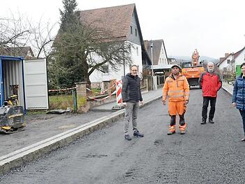 In wenigen Tagen werden die Frankenstraße und der Mittelweg in Neuses wieder befahrbar sein. Darüber freuten sich bei einer Baustellenbegehung (von links) Bauhofleiter und Bauleiter Marco Deuerling, Stefan Hatzelt (Vorarbeiter Firma Schulz), Stadtrat Winfried Lebok, Bürgermeisterin Angela Hofmann und Zweiter Bürgermeister Michael Zwingmann. Foto: Karl-Heinz Hofmann