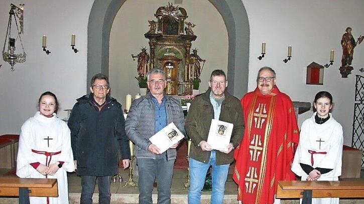 Unser Foto zeigt (von links) Ministrantin Mona Kirchner, Kirchenpfleger Thomas Schmitt, die Geehrten Norbert Geier und Matthias Geier, Pfarrer Gerhard Hanft und Ministrantin Mia Geier.