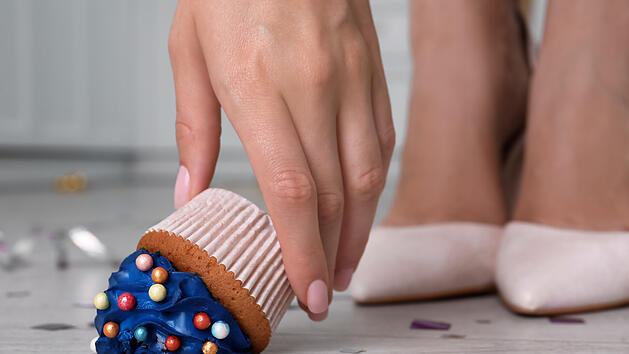 Muffin, Essen fällt auf den Boden, Essen aufheben